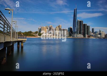 Panoramablick auf Sydney Harbour und City Skyline Darling Harbour Barangaroo Australien blaues Wasser Lust Bäume Wohn-Apartment Bürogebäude Stockfoto