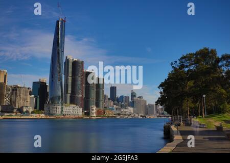 Panoramablick auf Sydney Harbour und City Skyline Darling Harbour Barangaroo Australien blaues Wasser Lust Bäume Wohn-Apartment Bürogebäude Stockfoto