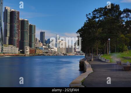 Panoramablick auf Sydney Harbour und City Skyline Darling Harbour Barangaroo Australien blaues Wasser Lust Bäume Wohn-Apartment Bürogebäude Stockfoto