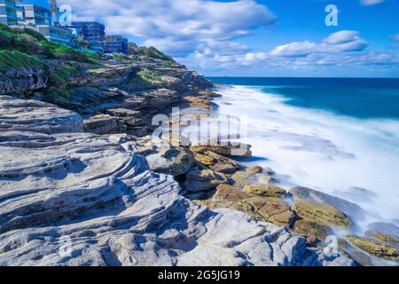 Langzeitaufnahmen von Wellen am Bondi und Bronte Beach Sydney NSW Australien wunderschönes türkisfarbenes Wasser und ideal zum Surfen Felsen Wellen glatt Stockfoto