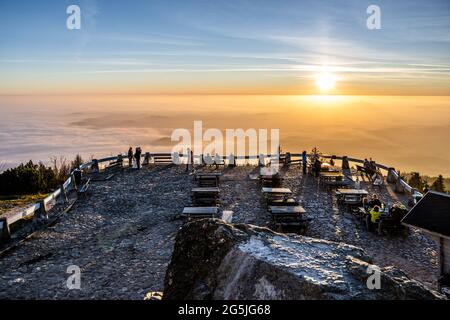 LIBEREC, TSCHECHISCHE REPUBLIK - 06. NOVEMBER 2020: Aussichtsterrasse im Jested Mountain Hotel. Sonniger Herbstabend Blick auf Touristen und Sonnenuntergang. Liberec Stockfoto