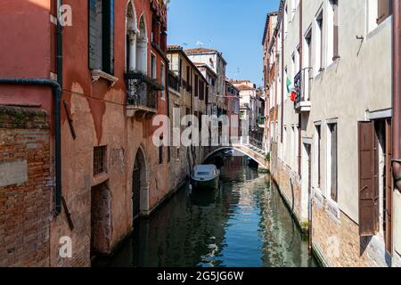 Romanische Ansicht eines Wasserkanals (sogenanntes Riva) in Venedig, Italien. Diese Wasserstraßen sind das wichtigste Verkehrsmittel in der Stadt Stockfoto