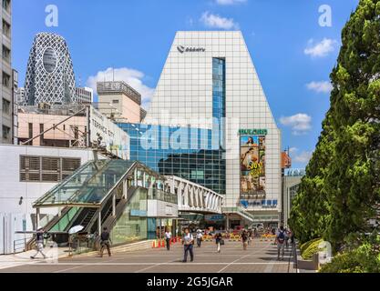 tokio, japan - 05 2019. august: Rolltreppe und Fachwerkbrücke, die zum Einkaufszentrum Shinjuku Mylord und zum Liniengebäude Odakyu Odawara von Shinjuk führt Stockfoto