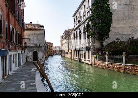 Romanische Ansicht eines Wasserkanals (sogenanntes Riva) in Venedig, Italien. Diese Wasserstraßen sind das wichtigste Verkehrsmittel in der Stadt Stockfoto