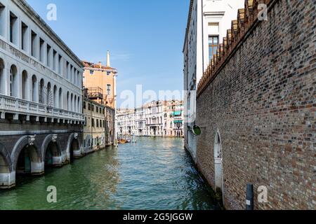 Romanische Ansicht eines Wasserkanals (sogenanntes Riva) in Venedig, Italien. Diese Wasserstraßen sind das wichtigste Verkehrsmittel in der Stadt Stockfoto