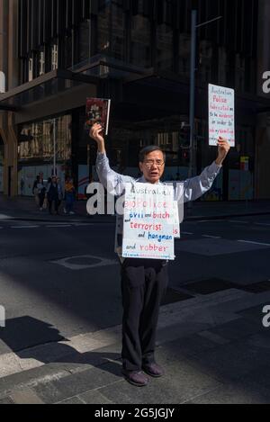 Ein Darlehen chinesischer männlicher Protestler mit Plakaten in der Pitt Street Mall, Sydney, New South Wales, Australien Stockfoto
