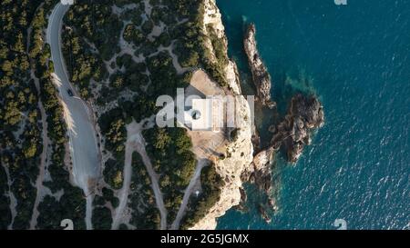 Top Down Luftaufnahme des weißen Leuchtturms am Kap von Ducato auf der griechischen Insel Lefkada im ionischen Meer. Stockfoto