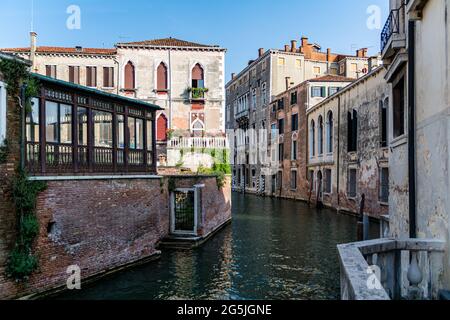 Romanische Ansicht eines Wasserkanals (sogenanntes Riva) in Venedig, Italien. Diese Wasserstraßen sind das wichtigste Verkehrsmittel in der Stadt Stockfoto