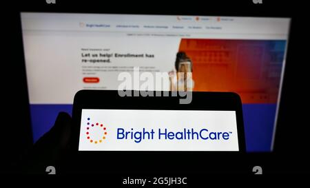 Person, die ein Smartphone mit dem Logo der US-Versicherungsgesellschaft Bright Health Group Inc. Auf dem Bildschirm vor der Geschäftswebseite hält. Konzentrieren Sie sich auf die Telefonanzeige. Stockfoto