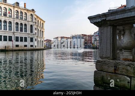Frühmorgendlicher Blick auf den leeren 'Canale Grande', den Hauptwasserweg in Venedig, Italien Stockfoto