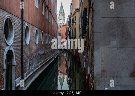 Romanische Ansicht eines Wasserkanals (sogenanntes Riva) in Venedig, Italien. Diese Wasserstraßen sind das wichtigste Verkehrsmittel in der Stadt Stockfoto