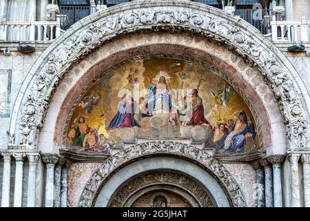 Detail eines byzantinischen Mosaiks, das über einem der Eingänge der Markusbasilika (Patriarchalkathedrale Basilica of Saint Mark) auf dem Markusdom platziert wurde Stockfoto