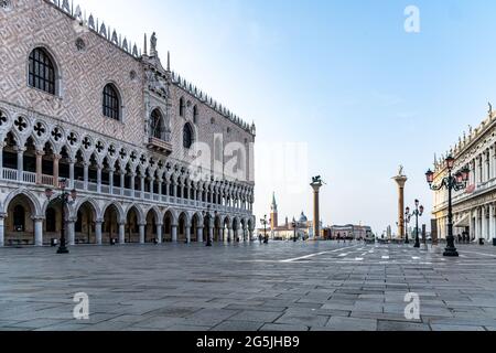 Blick auf den Dogenpalast auf dem Markusplatz an einem wunderschönen Morgen im Sommer in Venedig, Italien Stockfoto