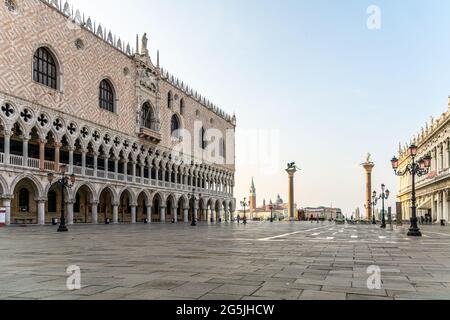 Blick auf den Dogenpalast auf dem Markusplatz an einem wunderschönen Morgen im Sommer in Venedig, Italien Stockfoto