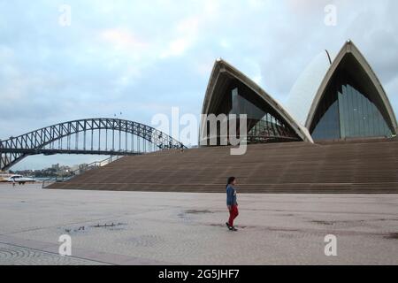 Sydney, Australien. Juni 2021. Nach einem Ausbruch des Covid-19 (Coronavirus) gelten die Bestellungen für den Aufenthalt zu Hause für den Großraum Sydney. Die zweiwöchige Sperrung mit „Stay-at-Home“-Bestellungen dauert bis Mitternacht, Freitag, den 9. Juli. Im Bild: Der Vorhofbereich des Opernhauses von Sydney, der ein Haupttouristenzentrum ist, ist während der Sperre fast menschenleer. Kredit: Richard Milnes/Alamy Live Nachrichten Stockfoto