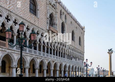 Blick auf den Dogenpalast auf dem Markusplatz an einem wunderschönen Morgen im Sommer in Venedig, Italien Stockfoto