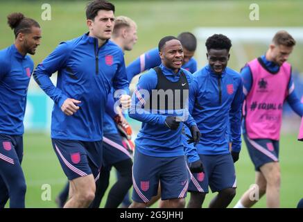 Der englische Raheem Sterling (Mitte) während einer Trainingseinheit im St. George's Park, Burton Upon Trent. Bilddatum: Montag, 28. Juni 2021. Stockfoto