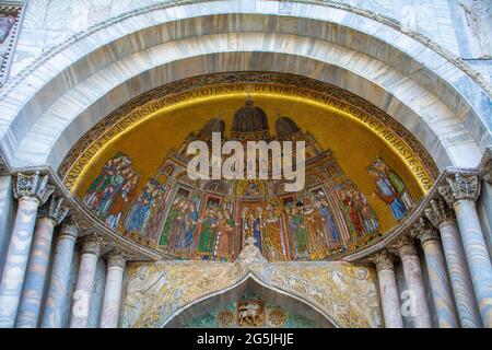 Detail eines byzantinischen Mosaiks, das über einem der Eingänge der Markusbasilika (Patriarchalkathedrale Basilica of Saint Mark) auf dem Markusdom platziert wurde Stockfoto