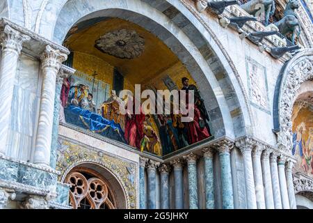 Detail eines byzantinischen Mosaiks, das über einem der Eingänge der Markusbasilika (Patriarchalkathedrale Basilica of Saint Mark) auf dem Markusdom platziert wurde Stockfoto