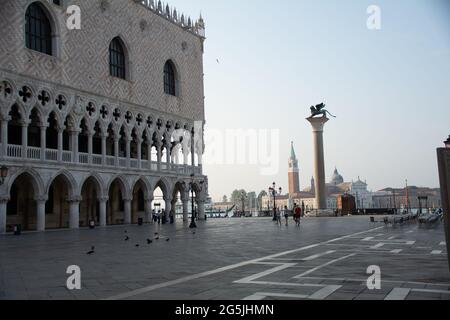 Blick auf den Dogenpalast auf dem Markusplatz an einem wunderschönen Morgen im Sommer in Venedig, Italien Stockfoto