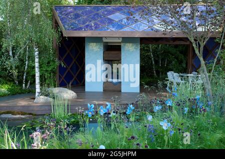 Blick auf den Gartenpavillon, Meconopsis betonicifolia, Aquilegia vulgaris 'Black Barlow', Stipa tenuissima Stockfoto