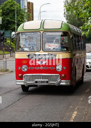 Glasgow, Schottland, Großbritannien. Juni 2021. Glasgow Vintage Vehicle Trust präsentiert ihre Sammlung von Oldtimer-Bussen in den Straßen von Glasgow als Teil Stockfoto