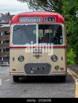 Glasgow, Schottland, Großbritannien. Juni 2021. Glasgow Vintage Vehicle Trust präsentiert ihre Sammlung von Oldtimer-Bussen in den Straßen von Glasgow als Teil Stockfoto