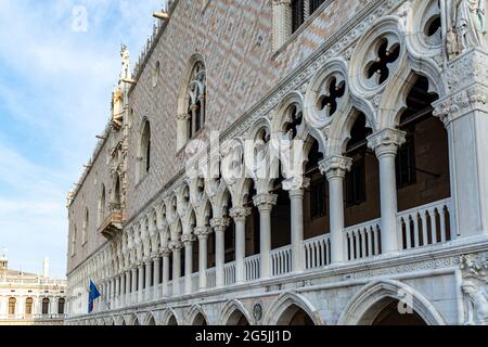 Blick auf den Dogenpalast auf dem Markusplatz an einem wunderschönen Morgen im Sommer in Venedig, Italien Stockfoto