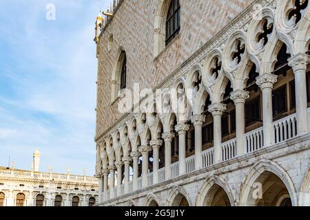 Blick auf den Dogenpalast auf dem Markusplatz an einem wunderschönen Morgen im Sommer in Venedig, Italien Stockfoto