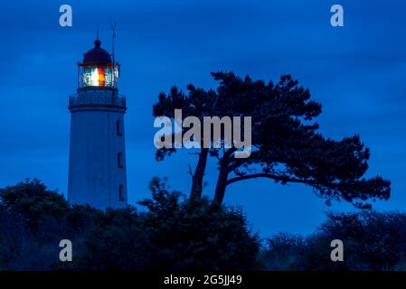 25. Juni 2021, Mecklenburg-Vorpommern, Hiddensee: Wolken ziehen kurz vor Sonnenaufgang über dem Leuchtturm am Briarfleck vorbei. Foto: Stephan Schulz/dpa-Zentralbild/ZB Stockfoto