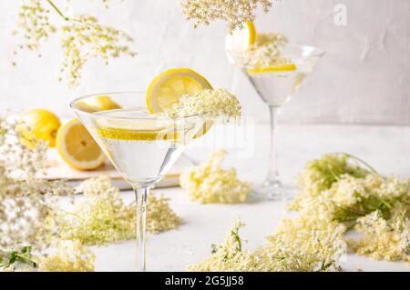 Gin und Tonic mit Holunderblüten erfrischenden Sommercocktail garniert mit Zitronen Stockfoto