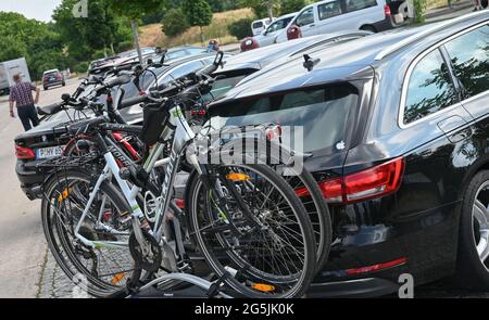 Linthe, Deutschland. Juni 2021. Ein Auto mit Fahrradträger für die Anhängerkupplung wird auf einem Rastplatz auf der Autobahn A9 geparkt. Quelle: Patrick Pleul/dpa-Zentralbild/ZB/dpa/Alamy Live News Stockfoto