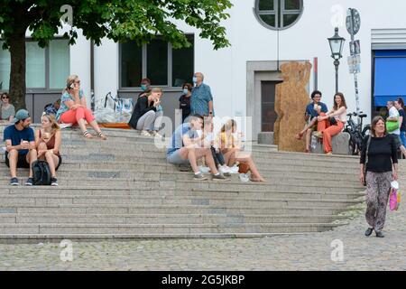 Freiburg im Breisgau, 26. Juni 2021: Der Augustinerplatz ist einer der beliebten Treffpunkte in der Altstadt. Stockfoto