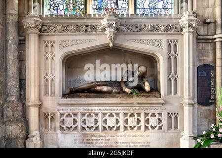 Liegende Statue des englischen Dichters und Schriftstellers William Shakespeare an der Gedenkstätte in der Southward Cathedral, London, Großbritannien Stockfoto