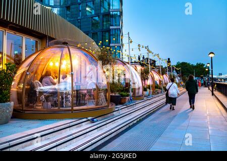 Abendessen im Coppa Club Restaurant am Ufer der Themse, Tower, Hill, London, Großbritannien Stockfoto