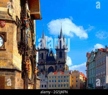 Tschechische Republik, Prag, Altstädter Ring, mit Uhrenturm und Tyn-Kirche, Stockfoto