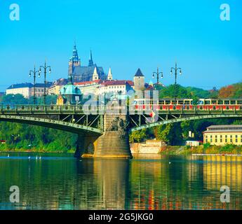 Tschechische Republik, Prag, Blick über den Fluss Vlatava, Stockfoto