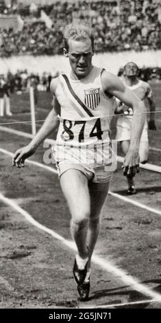 Frederick Morgan Taylor war ein amerikanischer Hürdenläufer und der erste Athlet, der in den 400-m-Hürden drei olympische Medaillen gewann. Bei seinen letzten Olympischen Spielen 1932 war er der Flaggenträger der Vereinigten Staaten. Hier bei den Olympischen Spielen 1928 in Amsterdam, Holland Stockfoto