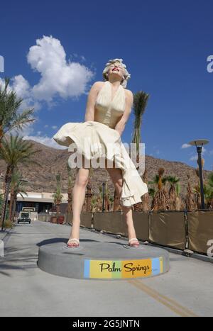 Palm Springs, California, USA 24. Juni 2021 EINE allgemeine Sicht auf die Atmosphäre der Marilyn Monroe Statue, Forever Marilyn, die 26 Meter hoch ist, kehrte am 24. Juni 2021 in Palm Springs, Kalifornien, USA, nach Palm Springs zurück, das sich in der Innenstadt von Palm Springs befindet. Foto von Barry King/Alamy Stockfoto Stockfoto