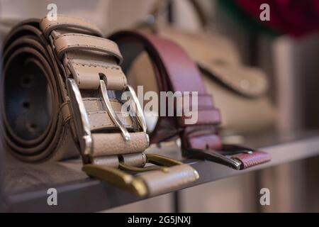 Bekleidungsgeschäft, Regal mit Männer-Taillengurten. Stockfoto
