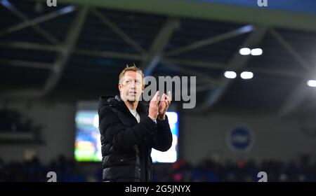 Brighton-Cheftrainer Graham Potter auf der Ehrenrunde nach dem Spiel der Premier League zwischen Brighton und Hove Albion und Manchester City im American Express Stadium , Brighton , Großbritannien - 18. Mai 2021 Foto Simon Dack / Telefoto Bilder - nur redaktionelle Verwendung. Kein Merchandising. Für Football Images gelten Einschränkungen für FA und Premier League, inc. Keine Internet-/Mobilnutzung ohne FAPL-Lizenz. Weitere Informationen erhalten Sie bei Football Dataco Stockfoto