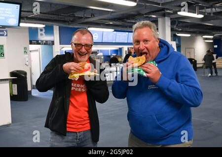 Genießen Sie eine Torte während des Premier League-Spiels zwischen Brighton und Hove Albion und Manchester City im American Express Stadium , Brighton , Großbritannien - 18. Mai 2021 - nur für redaktionelle Verwendung. Keine Verkaufsförderung. Für Football-Bilder gelten Einschränkungen für FA und Premier League. Keine Nutzung des Internets/Handys ohne FAPL-Lizenz - für Details wenden Sie sich an Football Dataco Stockfoto