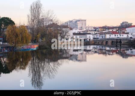 Sonnenuntergang Stadt im Herbst Stockfoto