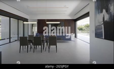 Geräumiges Großes Wohnzimmer Des Luxuriösen Anwesens Mit Holzelementen. Modernes Herrenhaus Interieur mit EINEM neuen stilvollen Möbeldesign Stockfoto