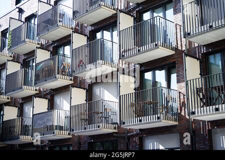 Viele kleine Balkone mit Tischen und Stühlen in einem Studentenwohnheim in köln Stockfoto