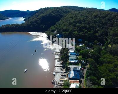 Panorama-Drohnenansicht des Mooney Money Hawkesbury River in NSW Australien wunderschöne blaue und grüne Farben Stockfoto