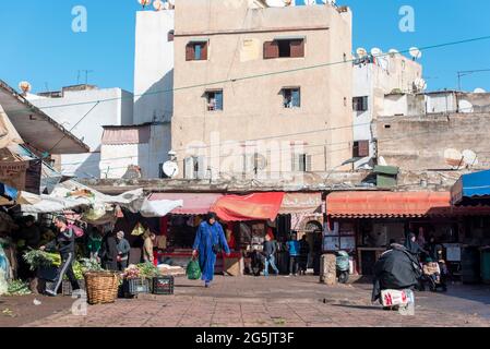 CASCA - DEZ 28: Kleiner Stadtplatz als traditioneller marokkanischer Lebensmittelmarkt mit Menschen in Casca, Dezember 28. 2017 in Marokko Stockfoto