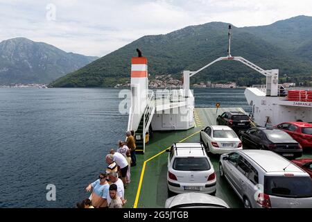 Autos und Passagiere auf der Autofähre, Kotor, Montenegro Stockfoto