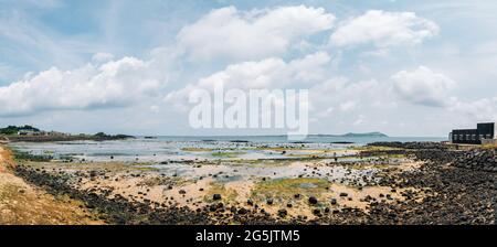 Panoramablick auf den Strand Jongdal-ri und die Insel Udo auf der Insel Jeju, Korea Stockfoto