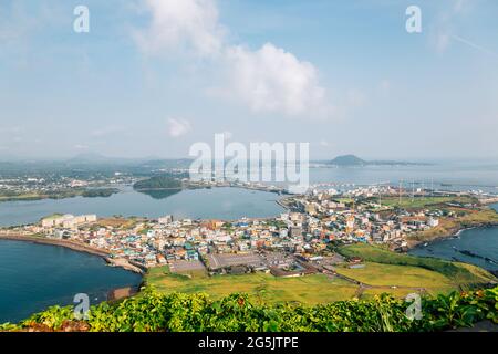 Panoramablick auf das Dorf am Meer von Seongsan Ilchulbong Tuff Cone in Jeju Island, Korea Stockfoto